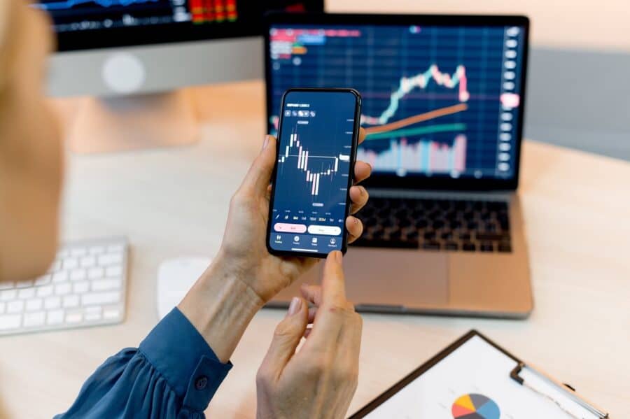 как да купя криптовалута, отговаря жена с мобилно устройство